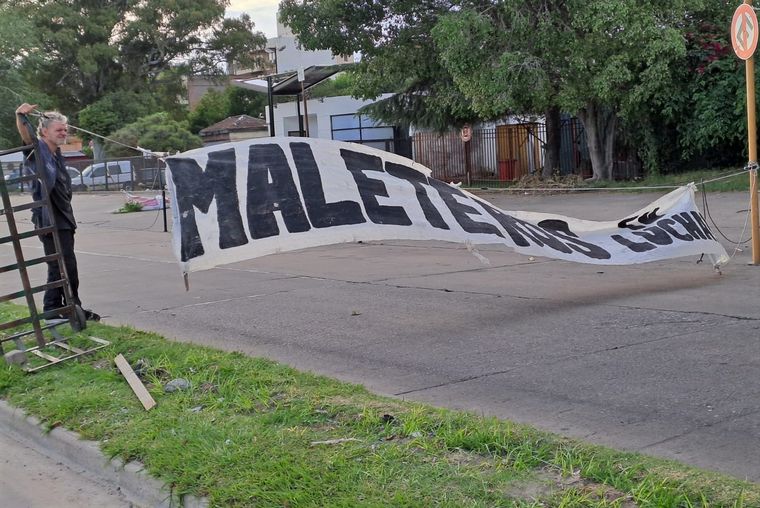 Conflicto en la Terminal: maleteros reclaman información sobre lo que les pagan.