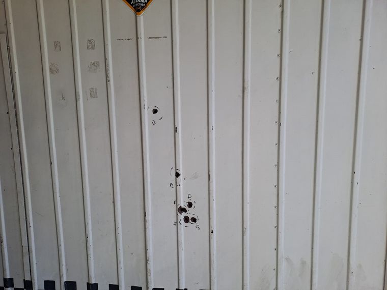 FOTO: El portón del taller quedó marcado por los balazos.