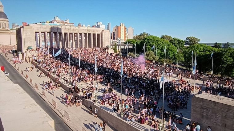 FOTO: Una multitud de alumnos en el Monumento a la Bandera.