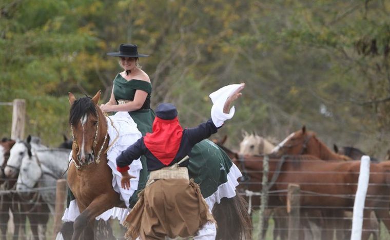 Cecilia Segovia, la primera mujer en relatar jineteadas en Argentina.