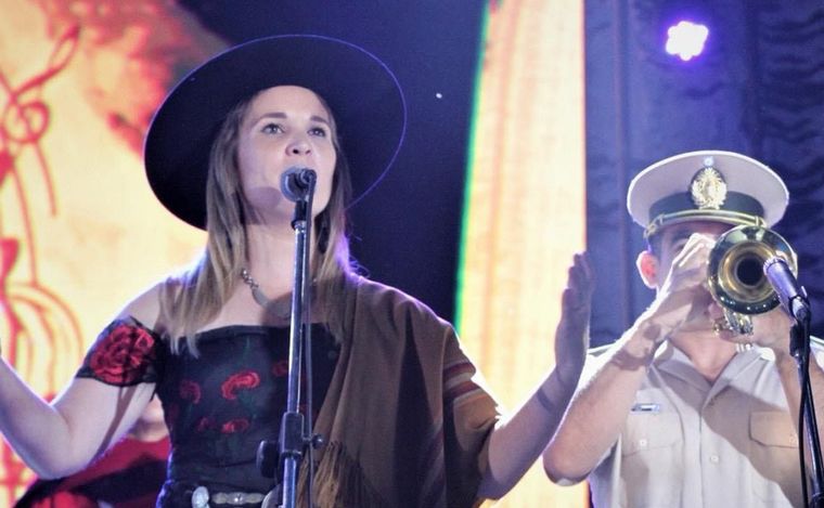 Cecilia Segovia, la primera mujer en relatar jineteadas en Argentina.