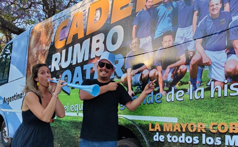 Cadena 3 transmite en vivo desde su estudio móvil en Fiesta de las Colectividades.