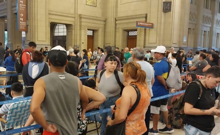 FOTO: Malestar de los usuarios para comprar un pasaje en tren para ir a la Costa.