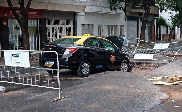 FOTO: Rosario: Un taxista quedó atascado en calle Alem tras no ver el corralito de Aguas.