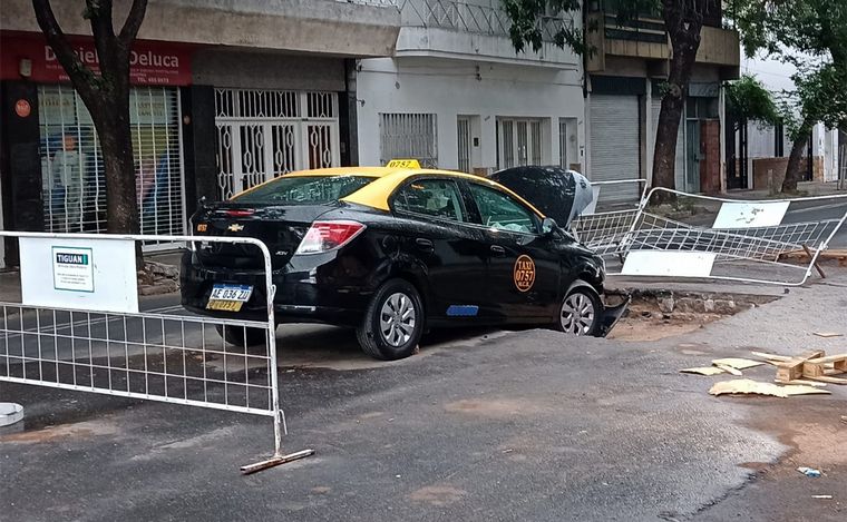 Rosario: Un taxista quedó atascado en calle Alem tras no ver el corralito de Aguas.