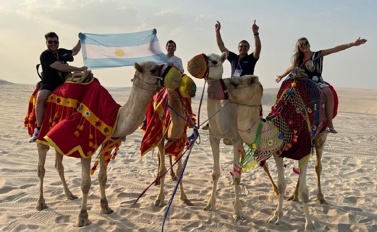 FOTO: El equipo de Cadena 3 paseó en Camello por el desierto de Qatar