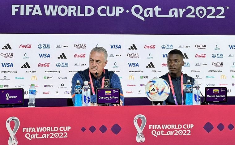 Alfaro respodió por uno de sus jugadores y lo aplaudieron (Foto: @JoseFreireGuti).