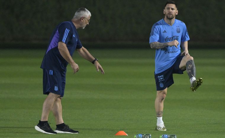 Lionel Messi en el entrenamiento de Argentina en la Universidad de Qatar