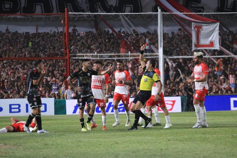 FOTO: Los jugadores celebran el gol de Alarcón