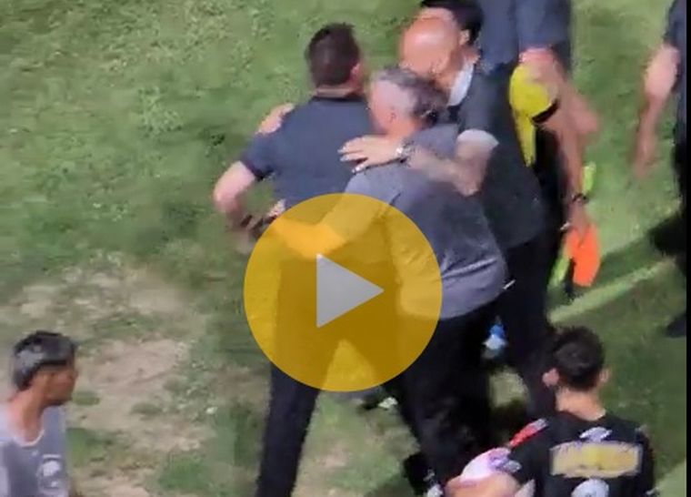 Video: la discusión del DT de Estudiantes (BA) con el árbitro
