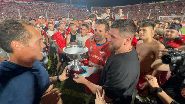Lucas Bovaglio, con la copa del segundo ascenso.