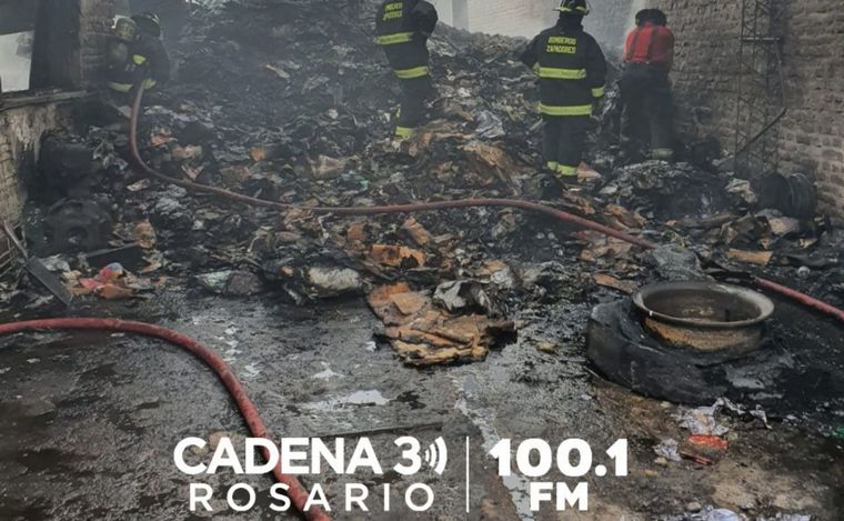 Fotos: Se incendió un depósito detrás del Mercado de Concentración de Fisherton.