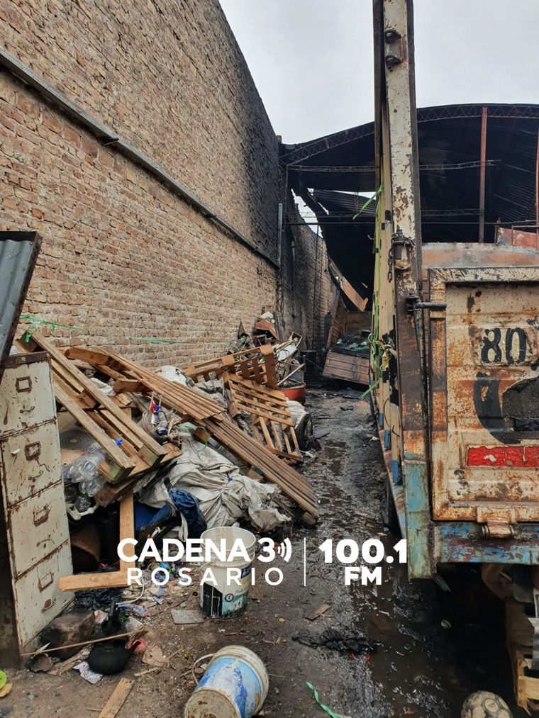 Fotos: Se incendió un depósito detrás del Mercado de Concentración de Fisherton.