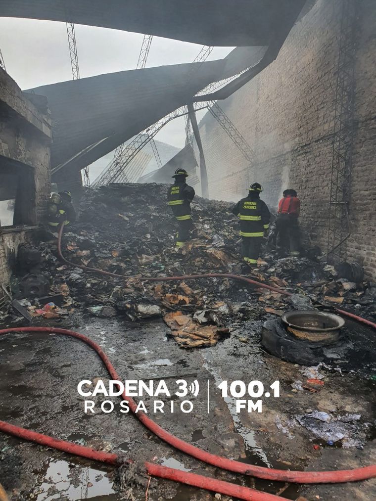 Fotos: Se incendió un depósito detrás del Mercado de Concentración de Fisherton.