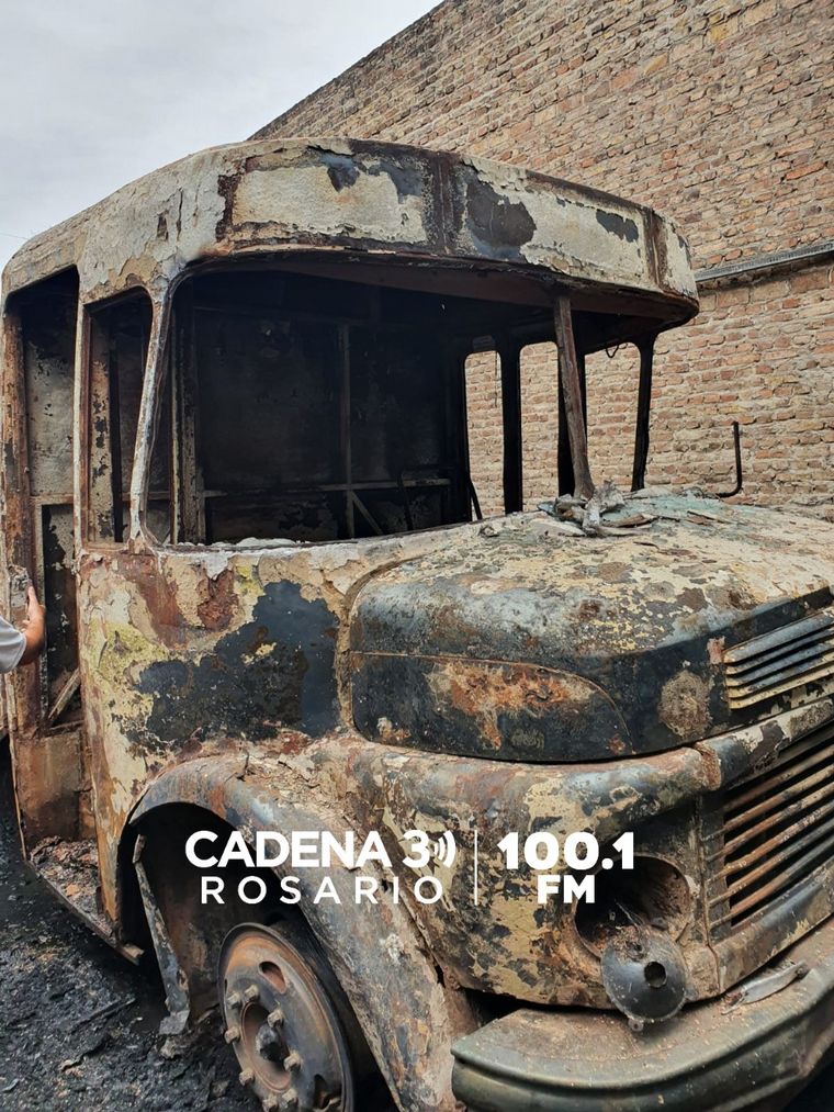 Fotos: Se incendió un depósito detrás del Mercado de Concentración de Fisherton.