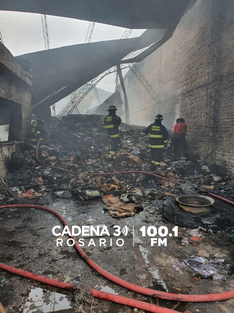 Fotos: Se incendió un depósito detrás del Mercado de Concentración de Fisherton.