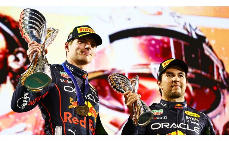 FOTO: Verstappen 1° y Pérez 3° en el podio de Abu Dabi, el mexicano no pudo con Leclerc