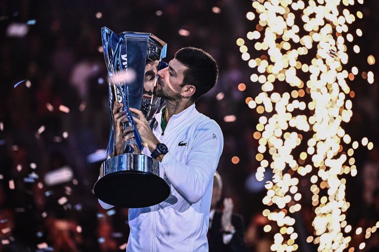 FOTO: Novak Djokovic levantó su quinto trofeo del 2022. (Foto:@purotenis_)