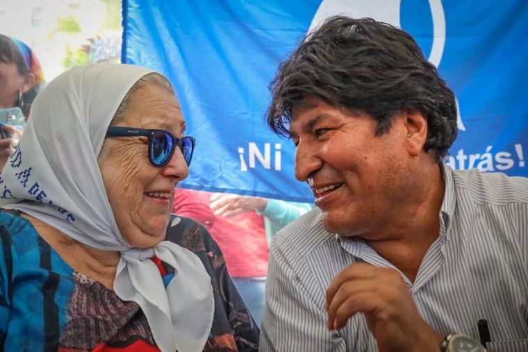 FOTO: Hebe de Bonafini junto al ex presidente de Bolivia, Evo Morales. (Foto: @evoespueblo)