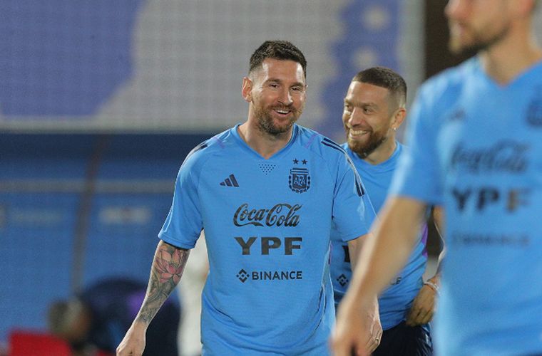 FOTO: Lionel Messi sonríe en el entrenamiento del domingo. (Foto: @Argentina)