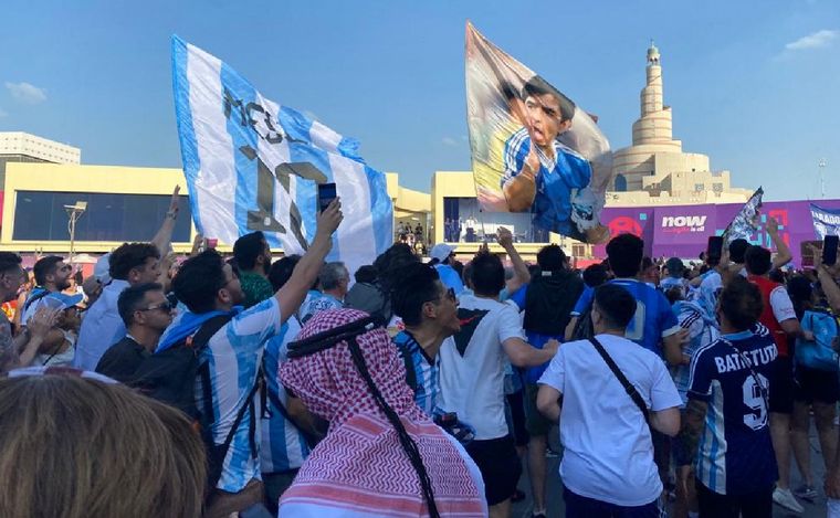 Miles de argentinos animaron un banderazo en Qatar.