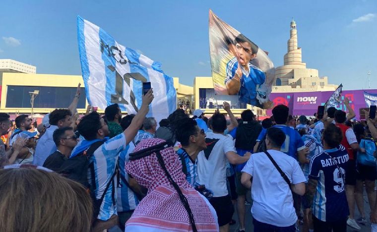 FOTO: Miles de argentinos animaron un banderazo en Qatar.