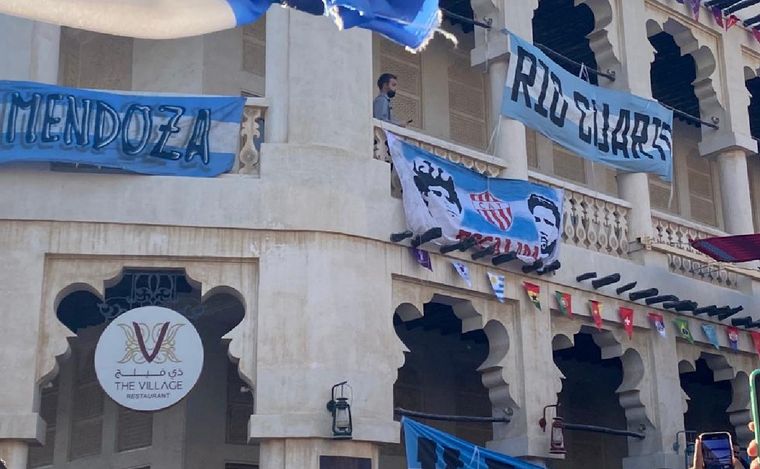 FOTO: El banderazo argentino en Doha por dentro