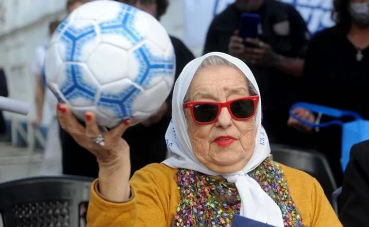 El Gobierno negó haberle pedido a la AFA usar brazalete de luto por Hebe de Bonafini.