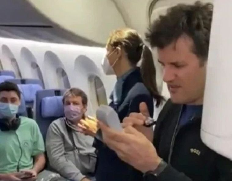 FOTO: Ciro tocó en Himno en el avión y sorprendió a los pasajeros (Captura de video)