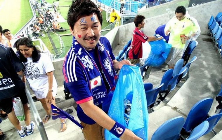 FOTO: Hinchas japoneses volvieron a recolectar basura en el partido inaugural (Foto: NA)