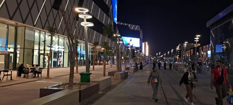 FOTO: Así viven los hinchas la previa de Argentina en las lujosas calles de Qatar