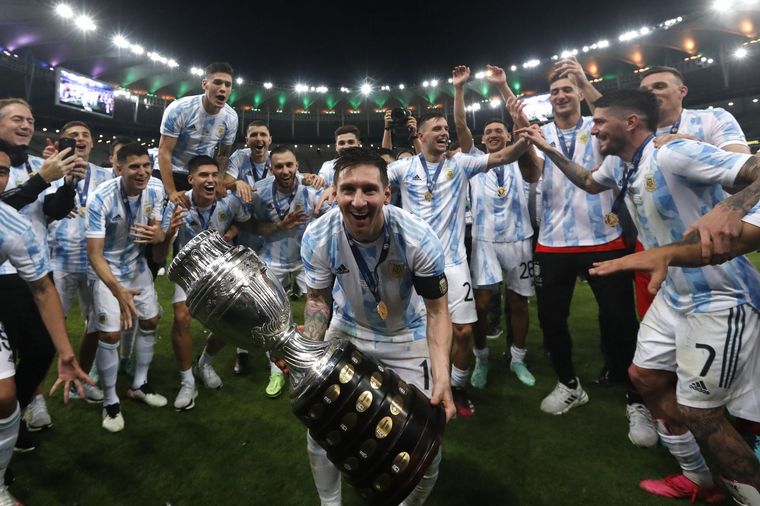Lionel Messi con la Copa América y rodeado por sus compañeros. (Foto: AP)