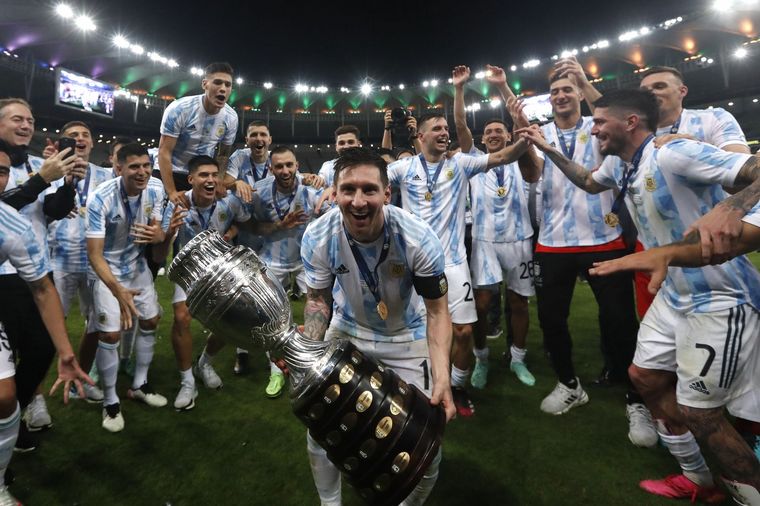 FOTO: Lionel Messi con la Copa América y rodeado por sus compañeros. (Foto: AP)