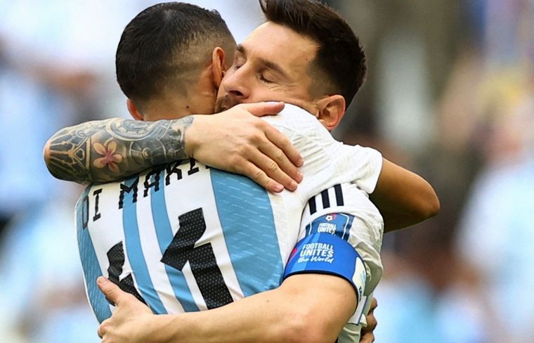 FOTO: Messi y Dimaría se abrazan durante el partido contra Arabia Saudita