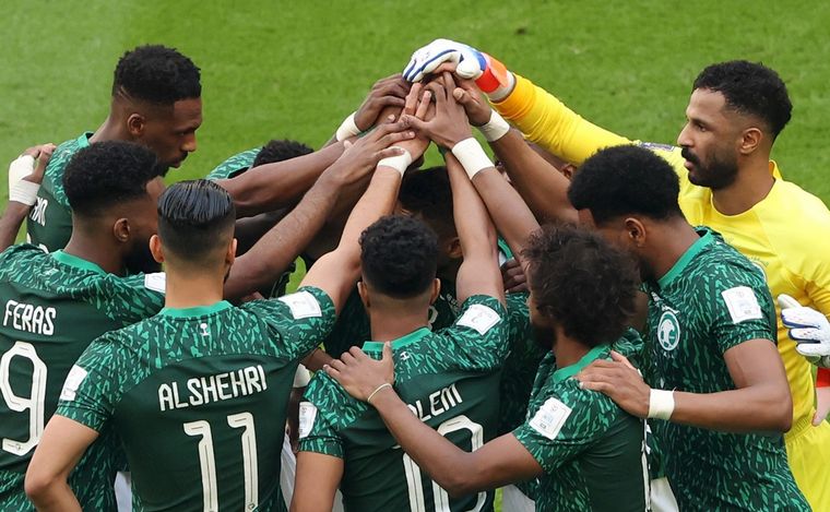 Arabia Saudita festeja el gol ante Argentina en el estadio Lusail