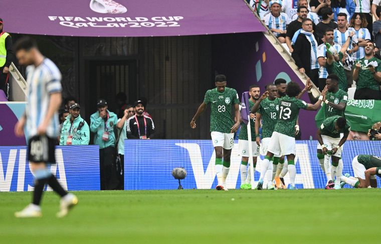 Arabia Saudita festeja el gol ante Argentina en el estadio Lusail