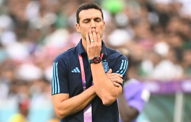 FOTO: El entrenador argentino, preocupado tras la derrota.