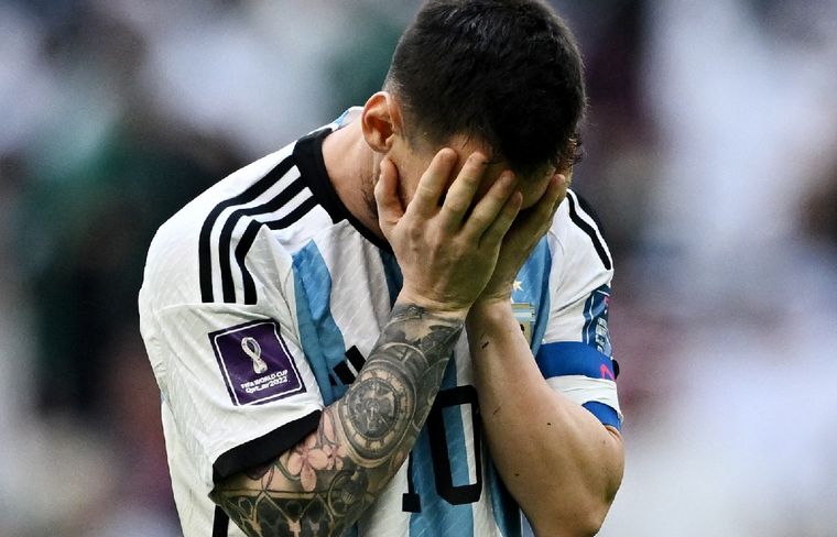 Messi lamenta la derrota argentina.