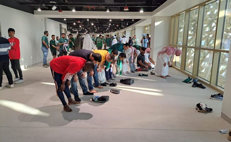 El rezo de los saudíes tras el triunfo contra Argentina