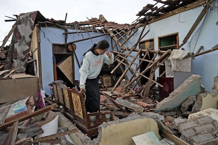 FOTO: Suben a 268 los muertos por el sismo en la isla de Java y hay cientos de heridos