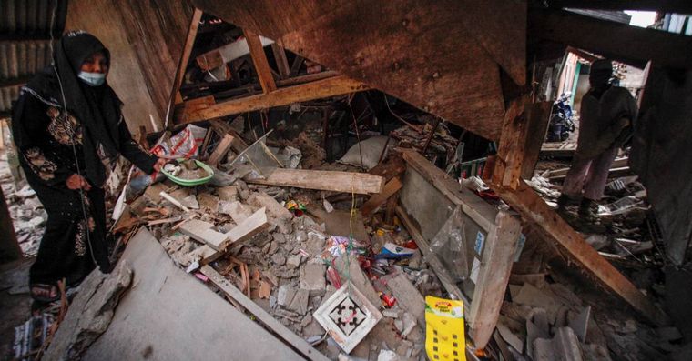 FOTO: Suben a 268 los muertos por el sismo en la isla de Java y hay cientos de heridos