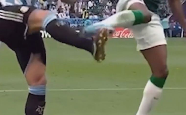 El momento del impacto en el pie del defensor albiceleste (Foto: captura de TV)