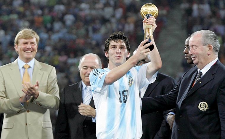 Lionel Messi levantando la Copa del Mundo del mundial juvenil de Holanda 2005.