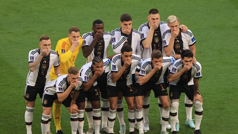 FOTO: Por qué los jugadores alemanes se taparon la boca para la foto del partido