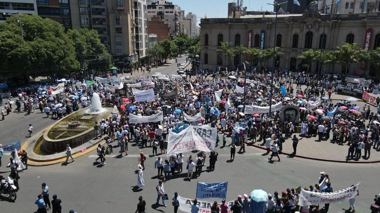 Trabajadores de la Salud protagonizaron una multitudinaria protesta en Córdoba.