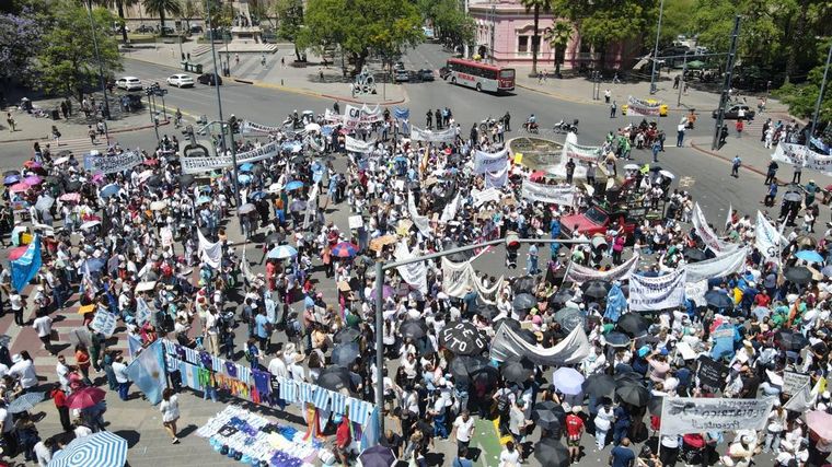 VIDEO: Trabajadores de la Salud protagonizaron una multitudinaria protesta en Córdoba.