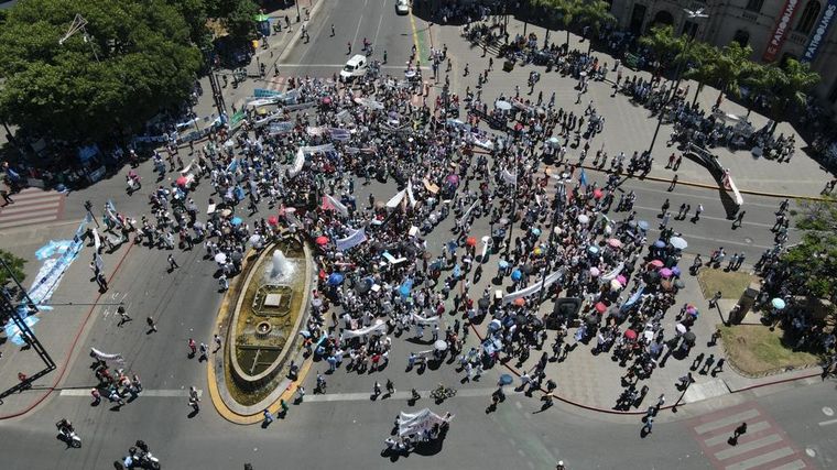 Trabajadores de la Salud protagonizaron una multitudinaria protesta en Córdoba.