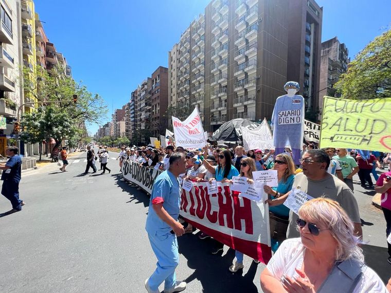 Trabajadores de la Salud protagonizaron una multitudinaria protesta en Córdoba.