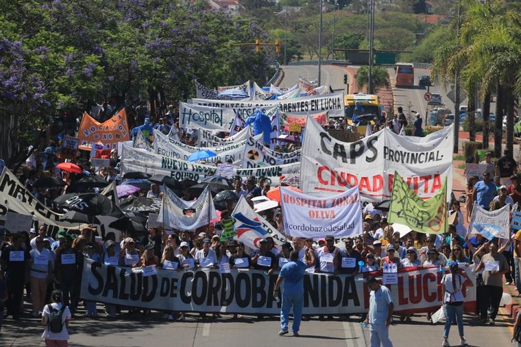 FOTO: Trabajadores de la Salud protagonizaron una multitudinaria protesta en Córdoba.