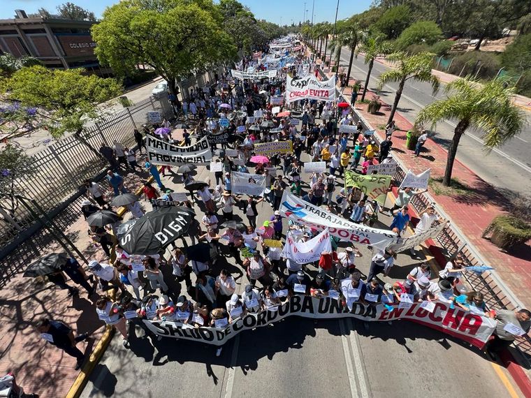 FOTO: Trabajadores de la Salud protagonizaron una multitudinaria protesta en Córdoba.